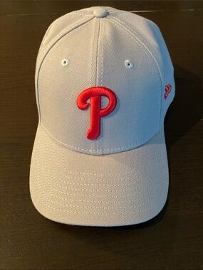 New Era Men’s Light Gray Cap with Red 'P' Logo